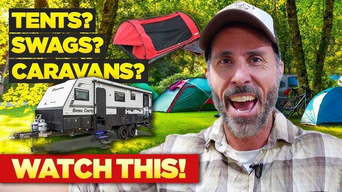 Homme souriant devant diverses options de camping : caravane, tentes, sacs de couchage.