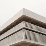 Détail géométrique d’un bâtiment brutaliste en béton brut