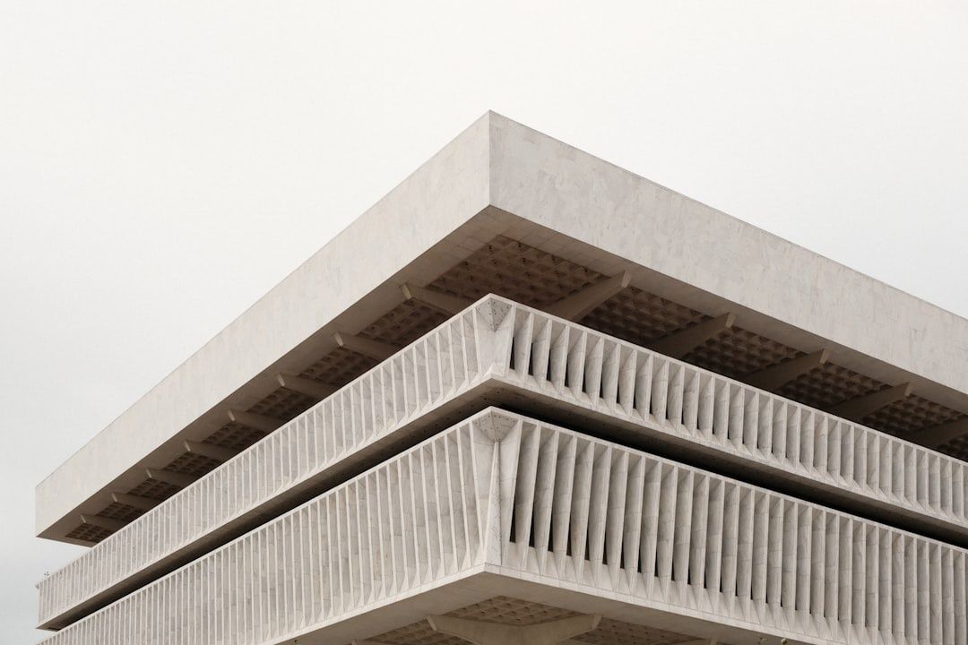 Détail géométrique d’un bâtiment brutaliste en béton brut