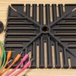 Plaque noire de synthèse modulaire avec câbles colorés et connecteurs