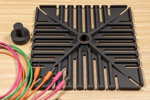 Plaque noire de synthèse modulaire avec câbles colorés et connecteurs