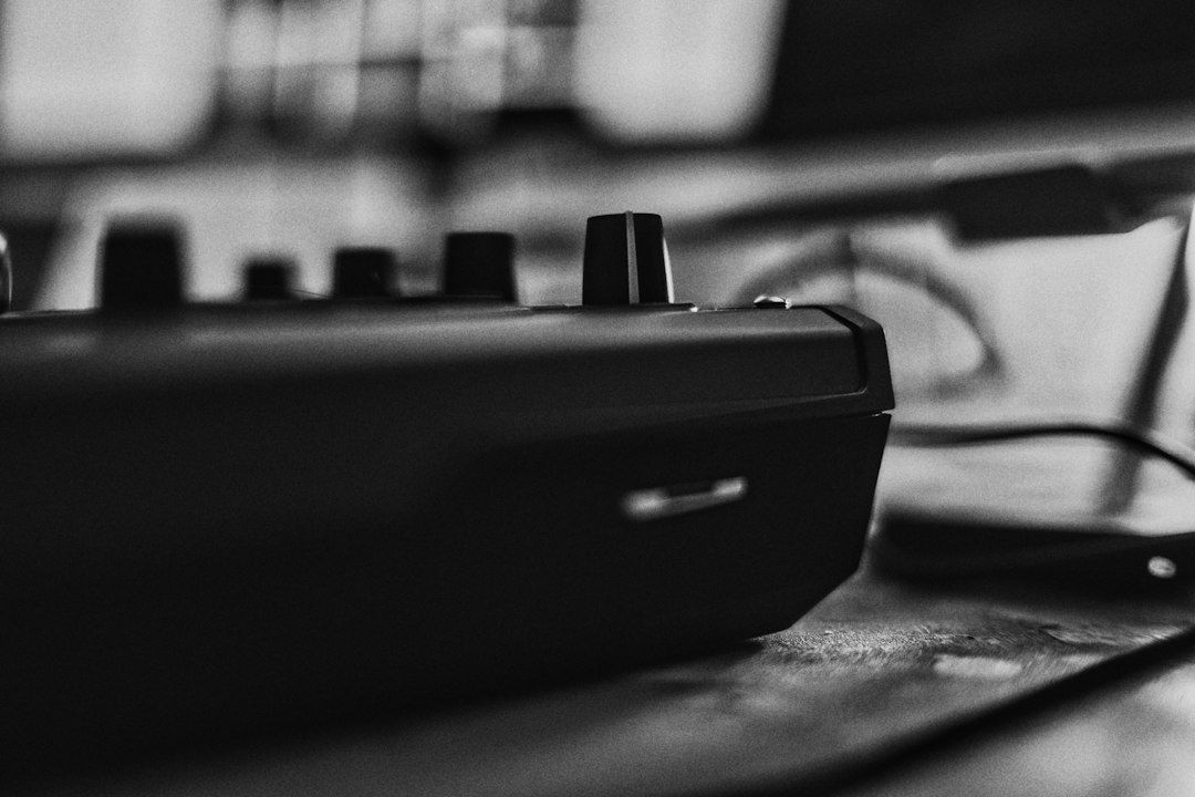 Gros plan en noir et blanc sur les commandes d